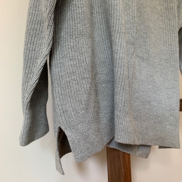 Abercrombie & Fitch women’s V-neck sweater - Picture 4 of 4